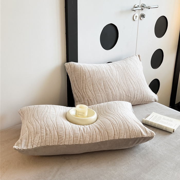 91家纺网 家纺一手货源 找家纺 2024新款A类双色立体浮雕牛奶绒加厚四件套 莱茵河畔-浅灰