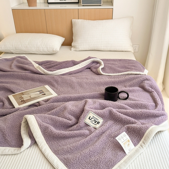 91家纺网 家纺一手货源 找家纺 沐棉 2024新款牛奶绒菠萝格包边羊羔绒泰迪绒毛毯-静物图 星辰紫