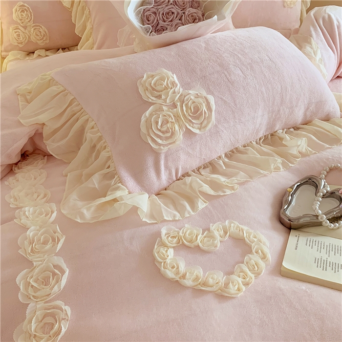 91家纺网 家纺一手货源 找家纺 富盛家纺 2024新款牛奶绒盘花刺绣四件套-玫瑰花园 玫瑰花园-粉