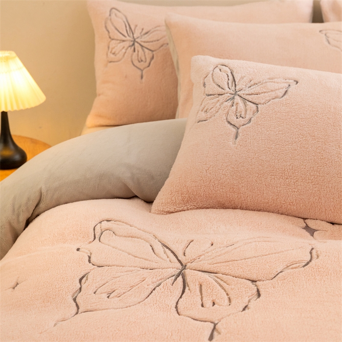 91家纺网 家纺一手货源 找家纺 2024新保暖-秋冬A类南极绒刺绣四件套-蝶羽系列 蝶羽-粉芋糯灰