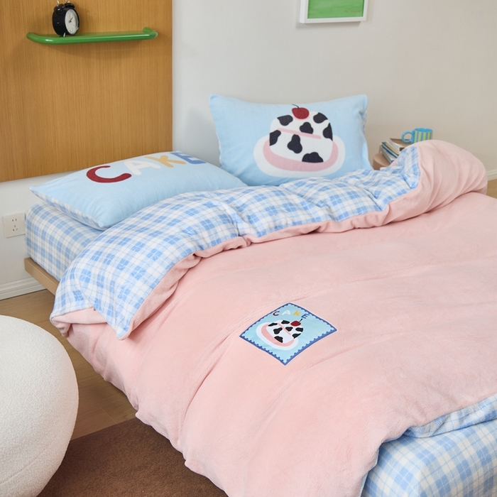 91家纺网 家纺一手货源 找家纺 呗旺鹿 2024新款加厚保暖设计师款高克重牛奶绒贴标款四件套【原创】 贴标款-有樱一点甜