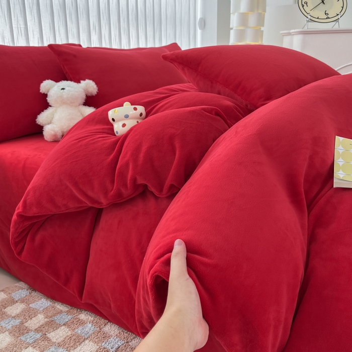 91家纺网 家纺一手货源 找家纺 言熙居 2024新款纯色双拼30克8一9斤牛奶绒四件套 亮红