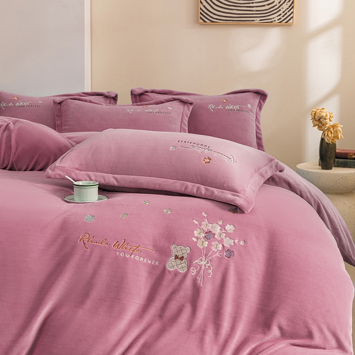 91家纺网 家纺一手货源 找家纺 绒博士 2024新款220克牛奶绒秋冬保暖四件套-花颜小熊 花颜小熊-豆沙