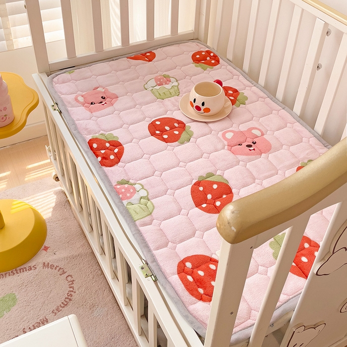 91家纺网 家纺一手货源 找家纺 富馨莱 2024新款牛奶绒幼儿园床垫加厚5D透气 草莓粉