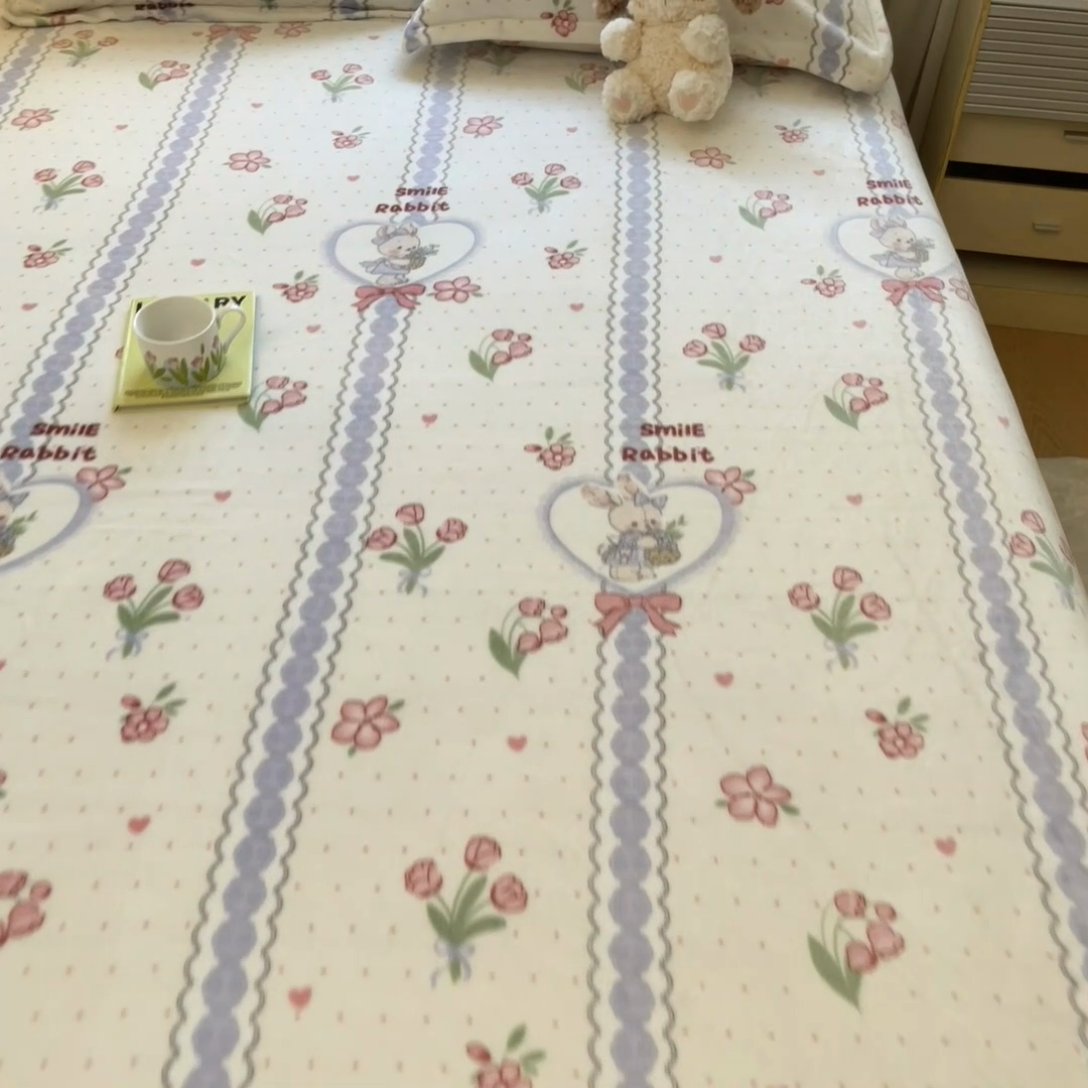 91家纺网 家纺一手货源 找家纺 川悦生活 2024新款加厚牛奶绒印花单床笠 床笠花意小兔