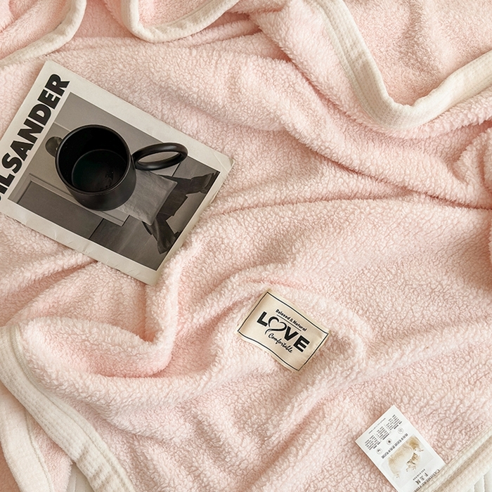 91家纺网 家纺一手货源 找家纺 沐棉 2024新款牛奶绒菠萝格包边羊羔绒泰迪绒毛毯-静物图 浅粉色