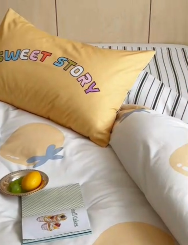 91家纺网 家纺一手货源 找家纺 2024新款40S设计师款全棉大版趣味印花系列四件套 小番茄