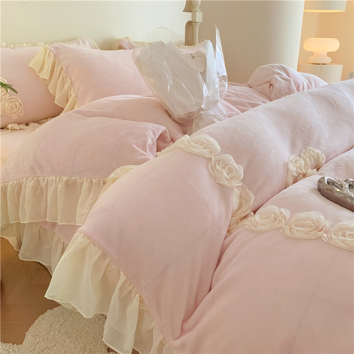 91家纺网 家纺一手货源 找家纺 富盛家纺 2024新款牛奶绒盘花刺绣四件套-玫瑰花园 玫瑰花园-粉