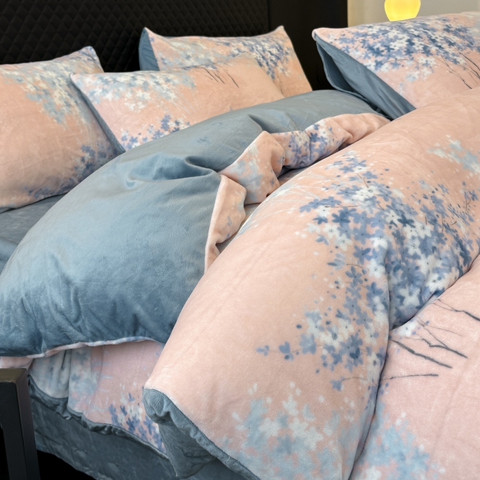 91家纺网 家纺一手货源 找家纺 晚安 2024新款小清新印花牛奶绒大版花牛奶绒四件套 薰衣草