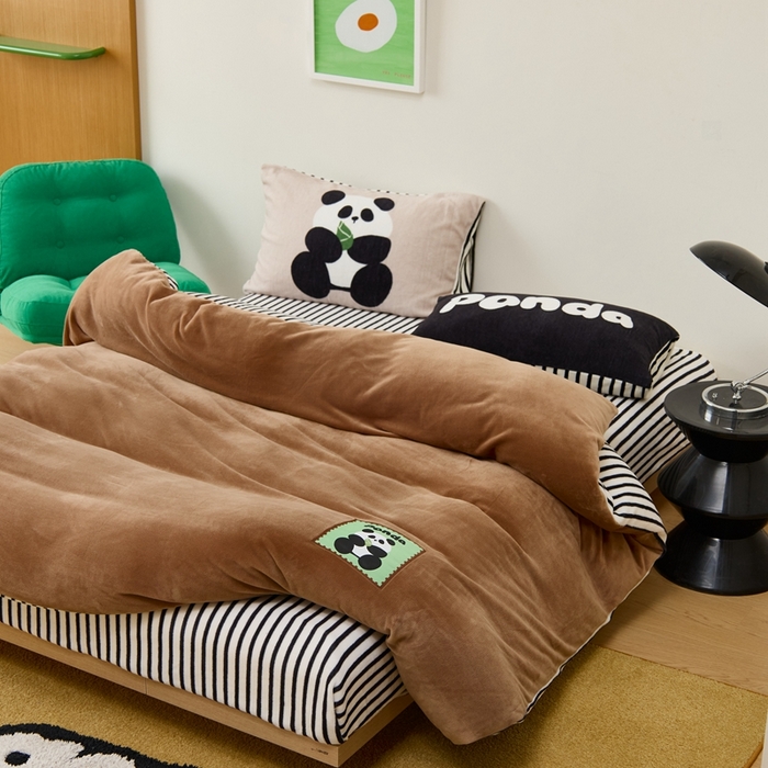 91家纺网 家纺一手货源 找家纺 呗旺鹿 2024新款加厚保暖设计师款高克重牛奶绒贴标款四件套【原创】 贴标款-熊猫喜淘淘