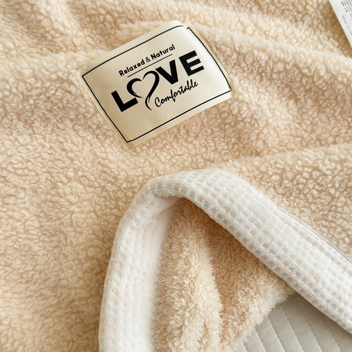 91家纺网 家纺一手货源 找家纺 沐棉 2024新款牛奶绒菠萝格包边羊羔绒泰迪绒毛毯-静物图 奶茶色