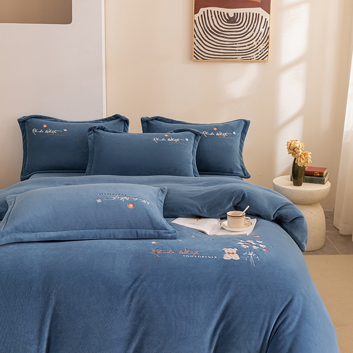 91家纺网 家纺一手货源 找家纺 （总）绒博士 2024新款220克牛奶绒秋冬保暖四件套-花颜小熊