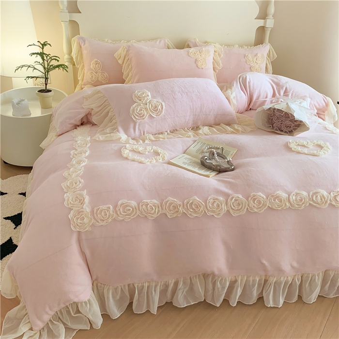 91家纺网 家纺一手货源 找家纺 富盛家纺 2024新款牛奶绒盘花刺绣四件套-玫瑰花园 玫瑰花园-粉