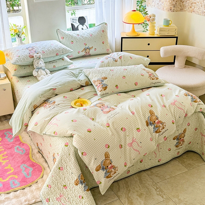 91家纺网 家纺一手货源 找家纺 美达家纺 2025新款A类全棉夹棉洛丽塔系列双面全棉榻榻米床盖四件套 瑞贝特