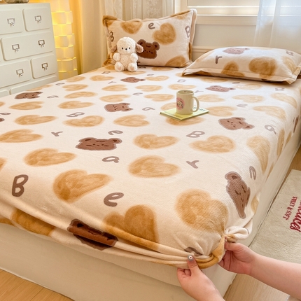 91家纺网 家纺一手货源 找家纺 川悦生活 2024新款加厚牛奶绒印花单床笠 床笠字母熊