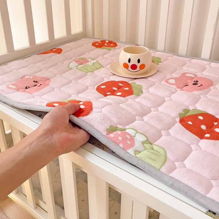 91家纺网 家纺一手货源 找家纺 富馨莱 2024新款牛奶绒幼儿园床垫加厚5D透气 草莓粉