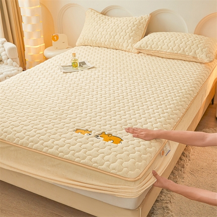 91家纺网 家纺一手货源 找家纺 （总）2024新款A类牛奶绒刺绣夹棉床笠-小柯基