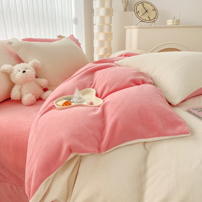 91家纺网 家纺一手货源 找家纺 言熙居 2024新款纯色双拼30克8一9斤牛奶绒四件套 奶白拼浅粉