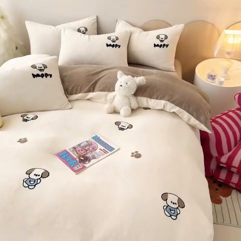 91家纺网 家纺一手货源 找家纺 2024新款卡通牛奶绒专版毛巾绣四件套--萌小狗 萌小狗奶白奶咖