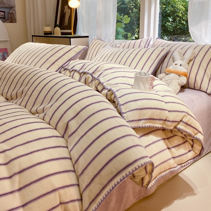 91家纺网 家纺一手货源 找家纺 迪梦姿家纺 2025新款牛奶绒条纹印花三角针四件套 条纹-紫