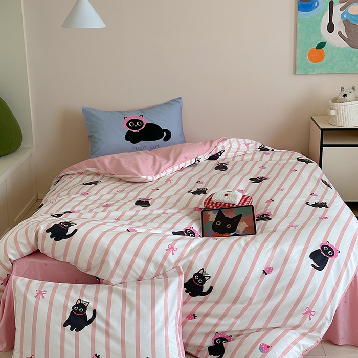 91家纺网 家纺一手货源 找家纺 2024新款40支13372全棉数码大版趣味系列四件套 粉条黑猫