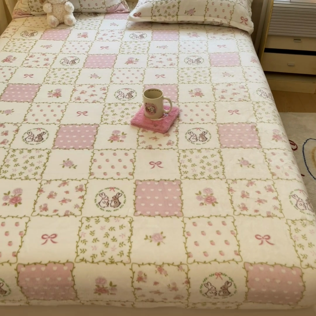 91家纺网 家纺一手货源 找家纺 川悦生活 2024新款加厚牛奶绒印花单床笠 床笠花蜜兔兔