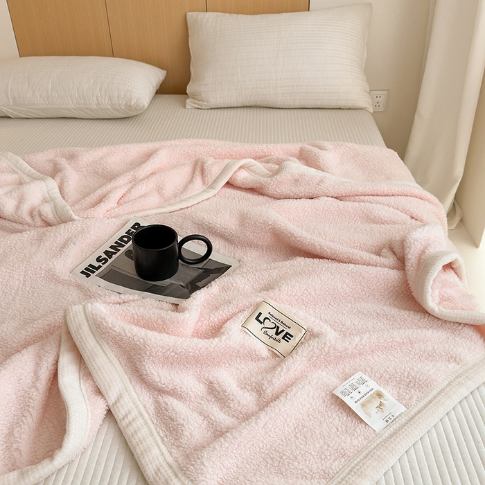 91家纺网 家纺一手货源 找家纺 沐棉 2024新款牛奶绒菠萝格包边羊羔绒泰迪绒毛毯-静物图 浅粉色