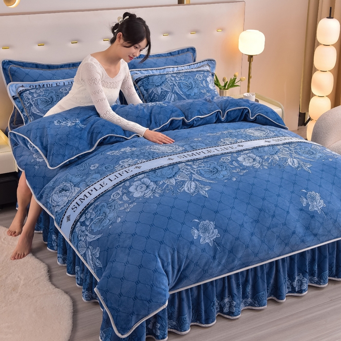 91家纺网 家纺一手货源 找家纺 晚静家纺 2024新款8.5斤牛奶绒金貂法莱绒床裙款保暖绒四件套 深蓝花朵