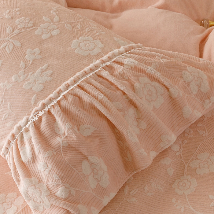 91家纺网 家纺一手货源 找家纺 胜权家纺 2024秋冬新款5D雕花着色牛奶绒法式奶油风夹棉床裙四件套 蜜粉