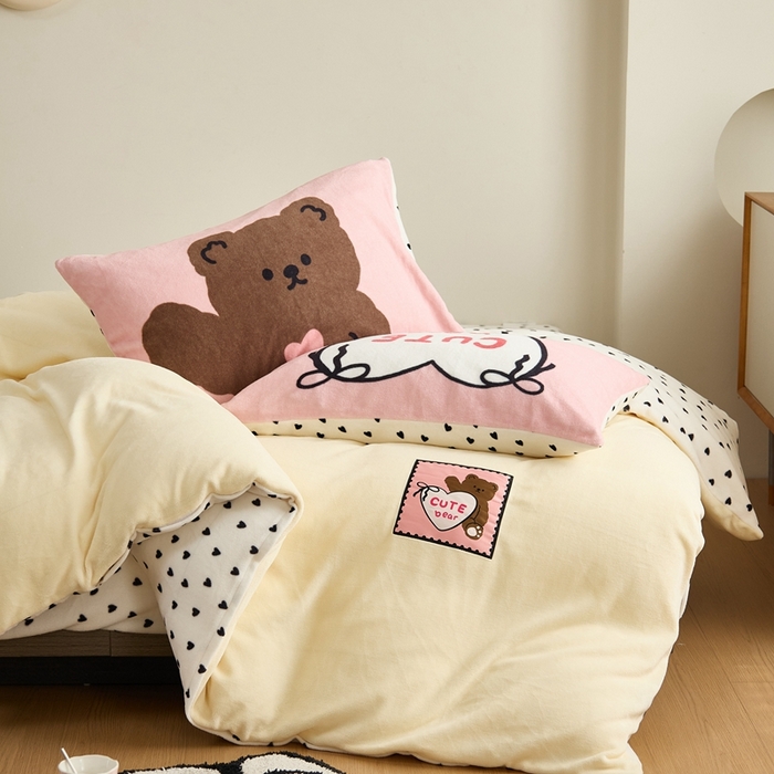 91家纺网 家纺一手货源 找家纺 呗旺鹿 2024新款加厚保暖设计师款高克重牛奶绒贴标款四件套【原创】 贴标款-爱心芝士熊