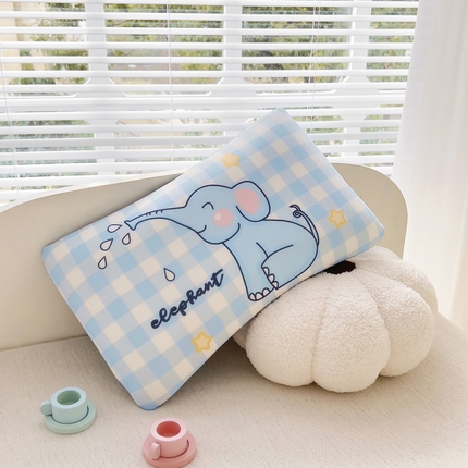 91家纺网 家纺一手货源 找家纺 悦织湾家纺 2025新款A类卡通凉感亲肤单品枕套直边款 喷水小象