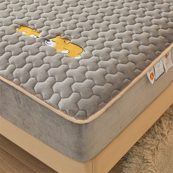 91家纺网 家纺一手货源 找家纺 2024新款A类牛奶绒刺绣夹棉床笠-小柯基 小柯基-星辰灰