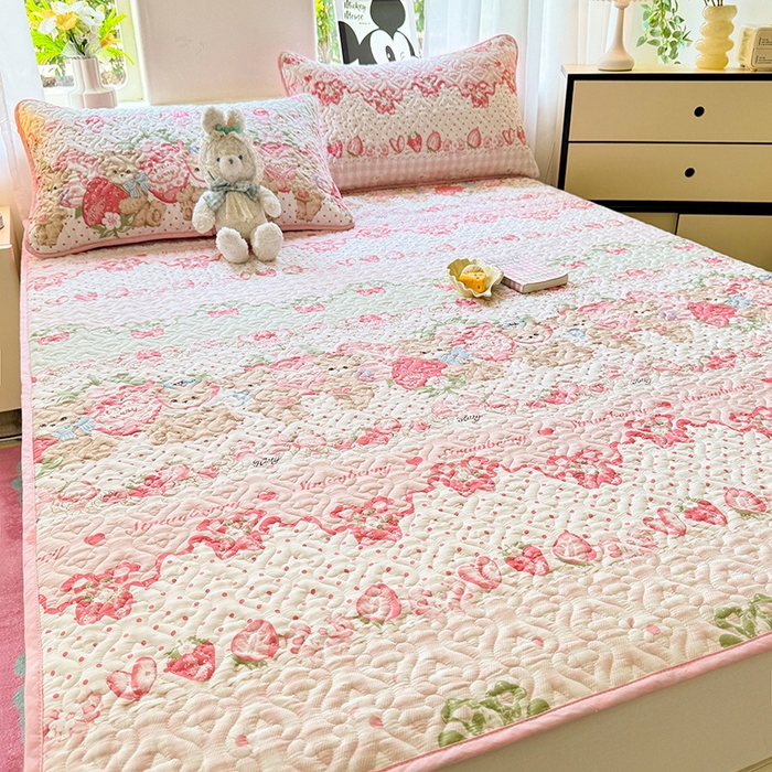 91家纺网 家纺一手货源 找家纺 美达家纺 2025新款A类全棉夹棉洛丽塔系列地垫床垫床褥 小熊草莓派