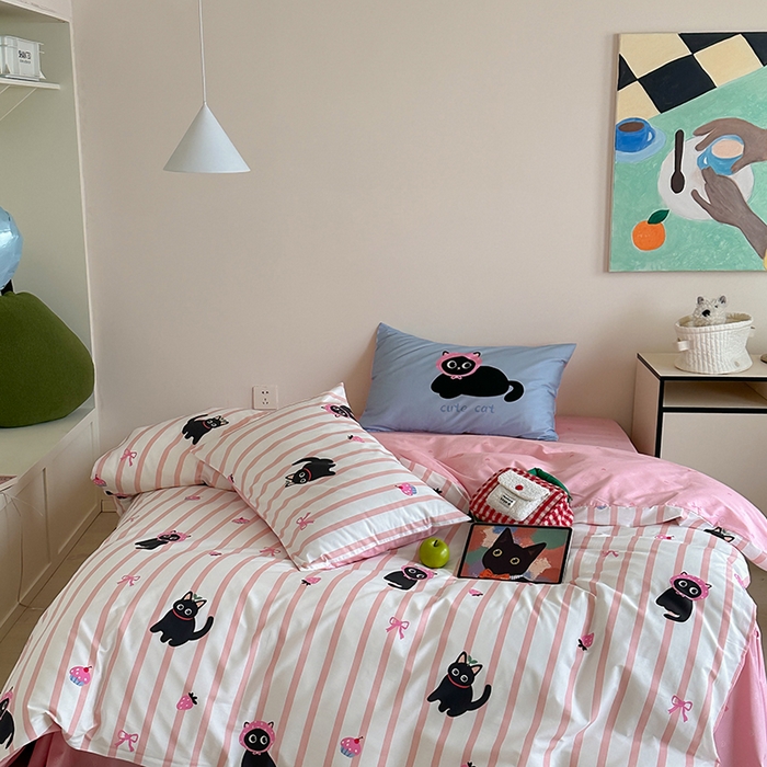 91家纺网 家纺一手货源 找家纺 2024新款40支13372全棉数码大版趣味系列四件套 粉条黑猫