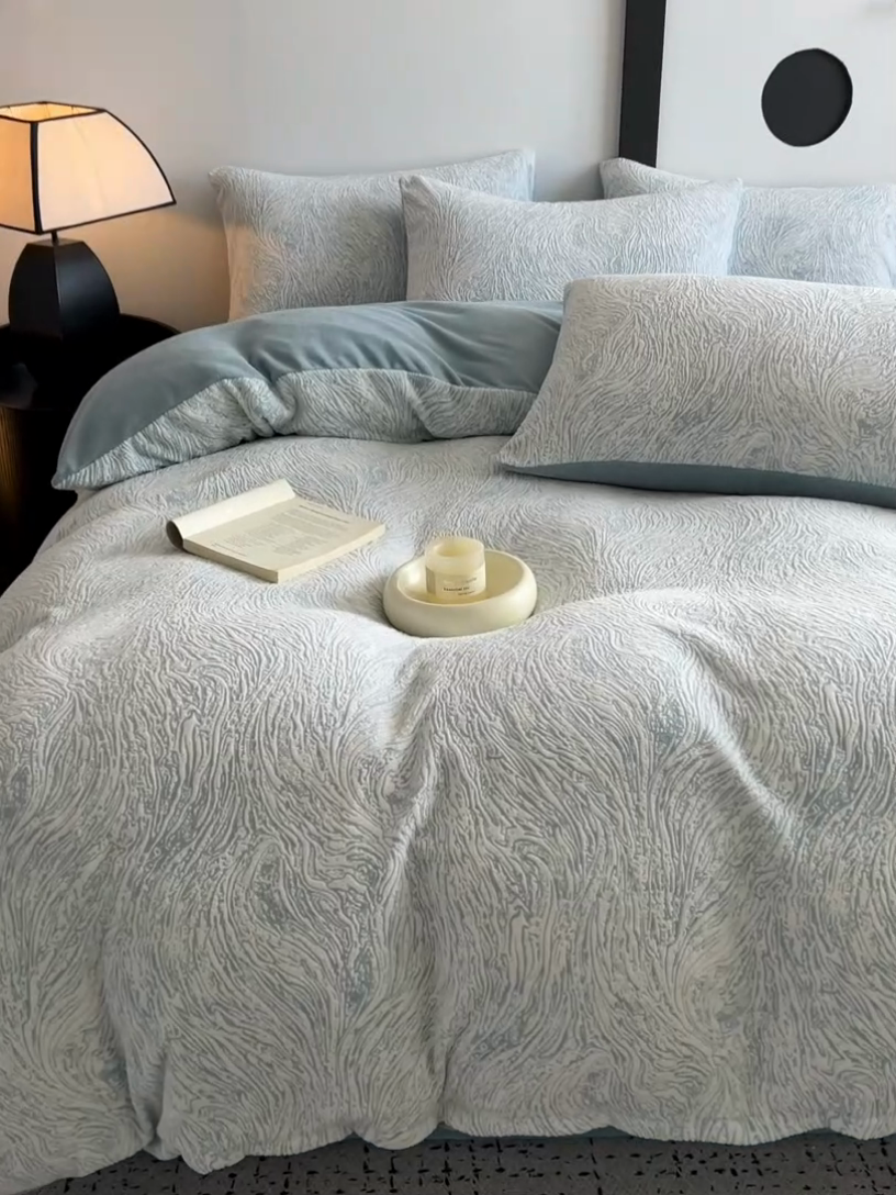91家纺网 家纺一手货源 找家纺 2024新款A类双色立体浮雕牛奶绒加厚四件套 肌理纹-月光蓝