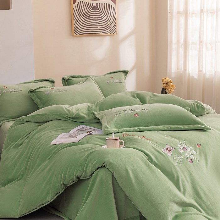 91家纺网 家纺一手货源 找家纺 绒博士 2024新款220克牛奶绒秋冬保暖四件套-花颜小熊 花颜小熊-草绿