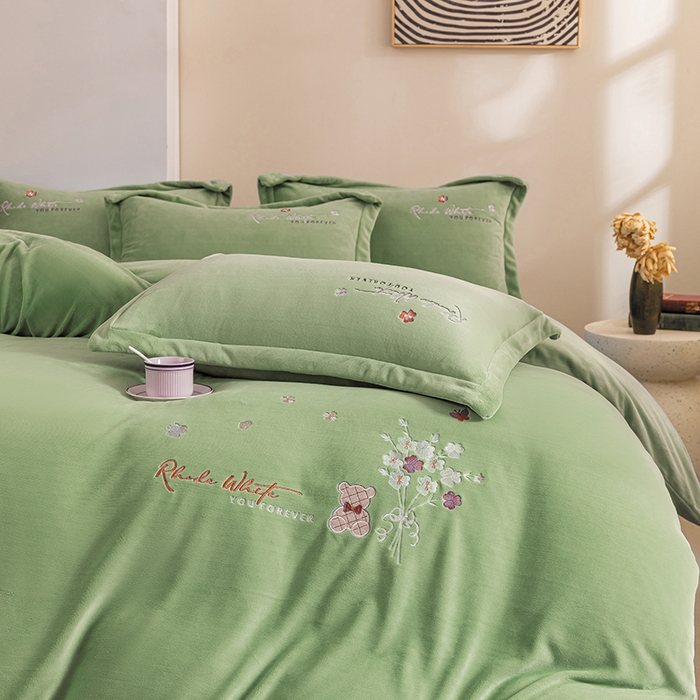 91家纺网 家纺一手货源 找家纺 绒博士 2024新款220克牛奶绒秋冬保暖四件套-花颜小熊 花颜小熊-草绿