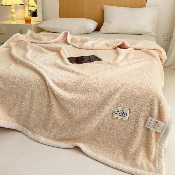 91家纺网 家纺一手货源 找家纺 沐棉 2024新款牛奶绒菠萝格包边羊羔绒泰迪绒毛毯-静物图 奶茶色