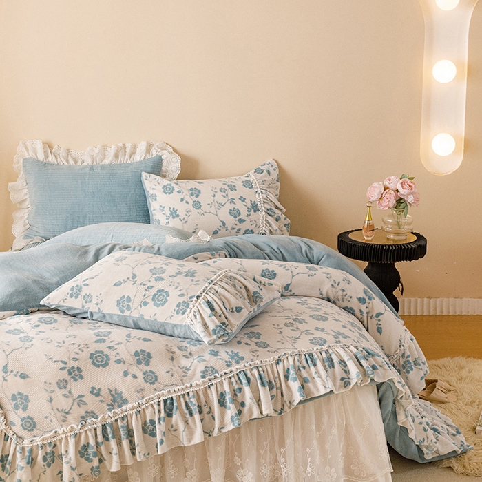 91家纺网 家纺一手货源 找家纺 胜权家纺 2024秋冬新款5D雕花着色牛奶绒法式奶油风夹棉床裙四件套 雾蓝