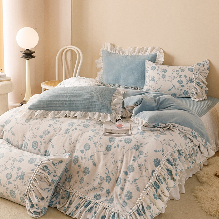 91家纺网 家纺一手货源 找家纺 胜权家纺 2024秋冬新款5D雕花着色牛奶绒法式奶油风夹棉床裙四件套 雾蓝