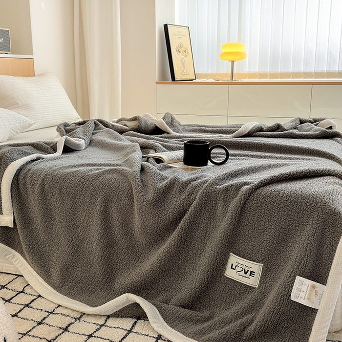 91家纺网 家纺一手货源 找家纺 沐棉 2024新款牛奶绒菠萝格包边羊羔绒泰迪绒毛毯-静物图 绅士灰