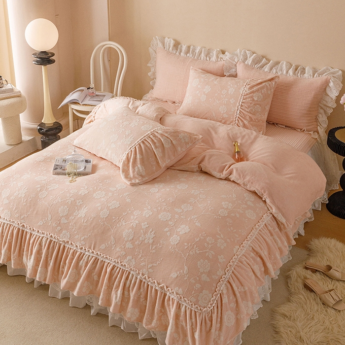 91家纺网 家纺一手货源 找家纺 胜权家纺 2024秋冬新款5D雕花着色牛奶绒法式奶油风夹棉床裙四件套 蜜粉