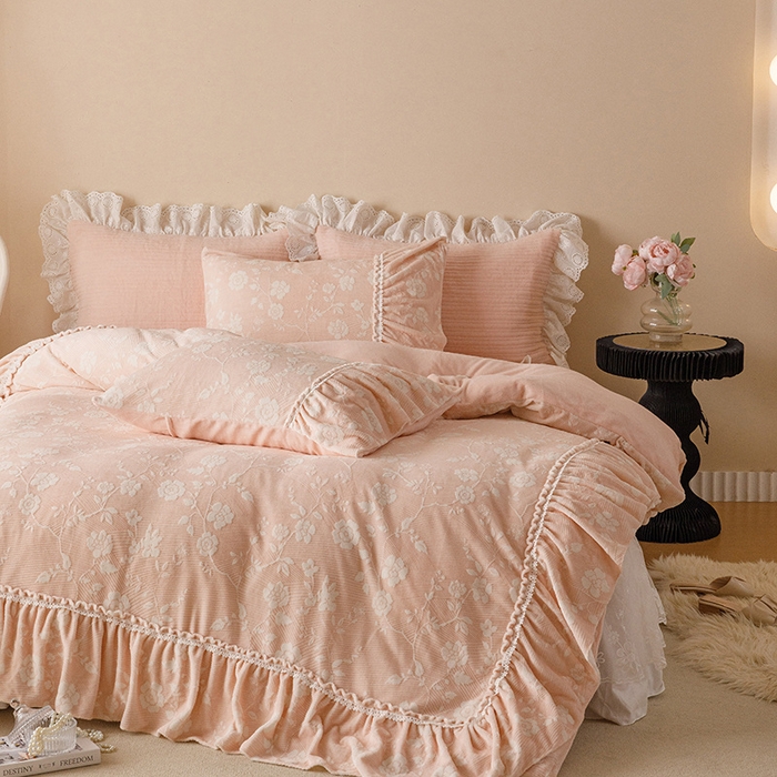 91家纺网 家纺一手货源 找家纺 胜权家纺 2024秋冬新款5D雕花着色牛奶绒法式奶油风夹棉床裙四件套 蜜粉