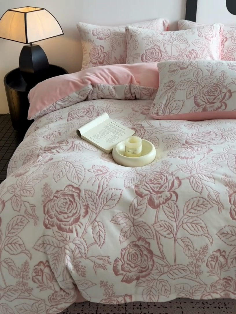 91家纺网 家纺一手货源 找家纺 2024新款A类双色立体浮雕牛奶绒加厚四件套 玫瑰-樱花粉