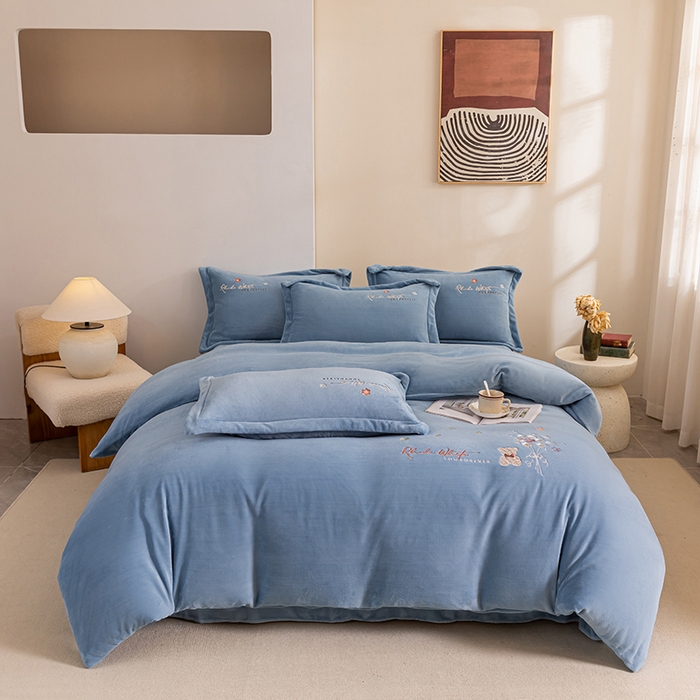 91家纺网 家纺一手货源 找家纺 绒博士 2024新款220克牛奶绒秋冬保暖四件套-花颜小熊 花颜小熊-宾利蓝