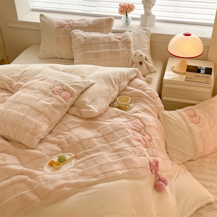 91家纺网 家纺一手货源 找家纺 绒棉世家 2025新款A类獭兔毛高端兔兔绒工艺款四件套-小熊系列 蝴蝶小熊-玉色