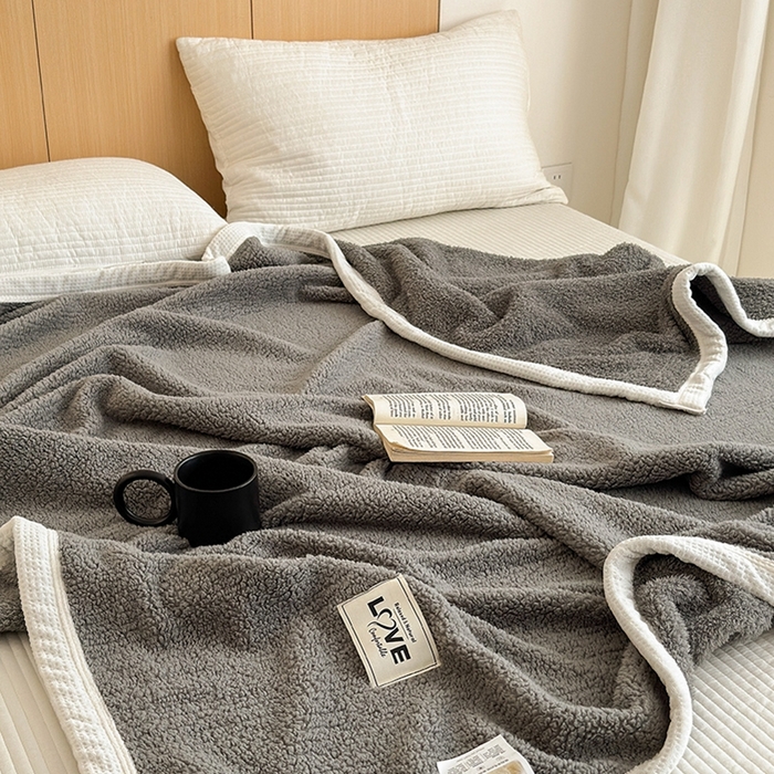 91家纺网 家纺一手货源 找家纺 沐棉 2024新款牛奶绒菠萝格包边羊羔绒泰迪绒毛毯-静物图 绅士灰