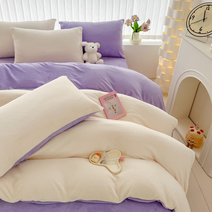 91家纺网 家纺一手货源 找家纺 言熙居 2024新款纯色双拼30克8一9斤牛奶绒四件套 奶白拼浅紫