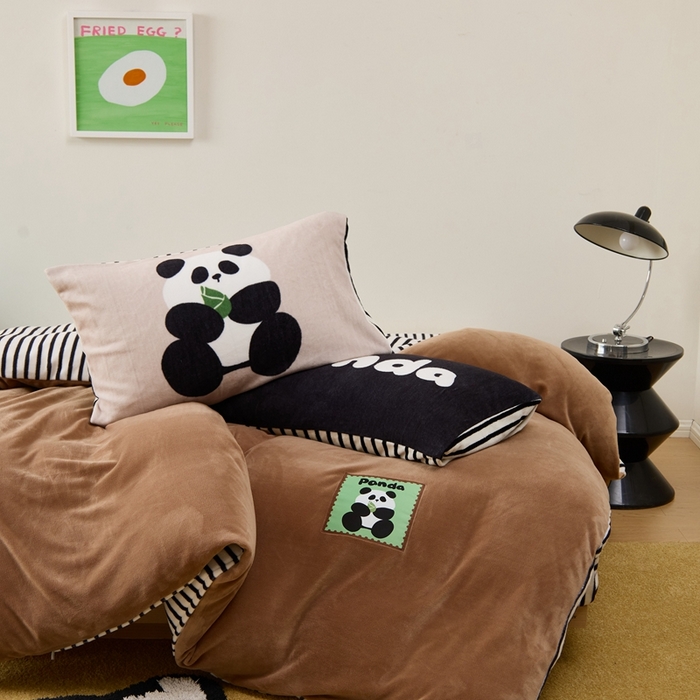 91家纺网 家纺一手货源 找家纺 呗旺鹿 2024新款加厚保暖设计师款高克重牛奶绒贴标款四件套【原创】 贴标款-熊猫喜淘淘