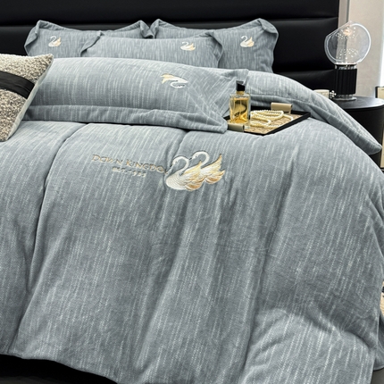91家纺网 家纺一手货源 找家纺 （总）棠薇家纺 2025新款全消光牛奶绒肌理纹加厚四件套-刺绣天鹅